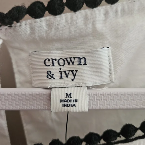 NWT Crown & Ivy white embroidered floral blouse top Womens Medium - Picture 3 of 8
